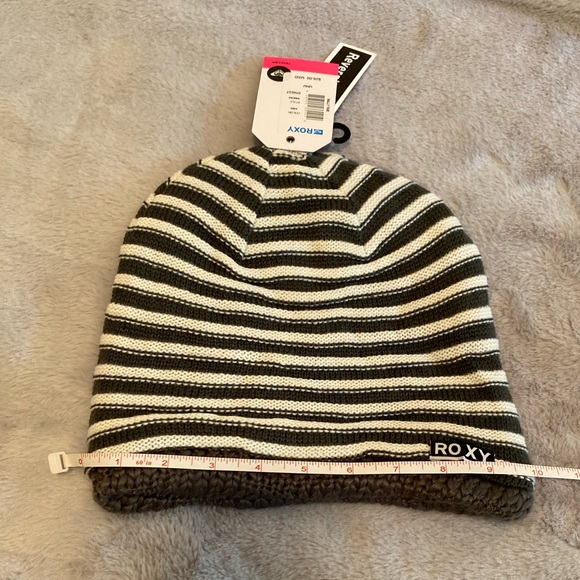 Roxy Rally Time reversible striped beanie, charcoal and white stripe, NWT - Picture 10 of 12